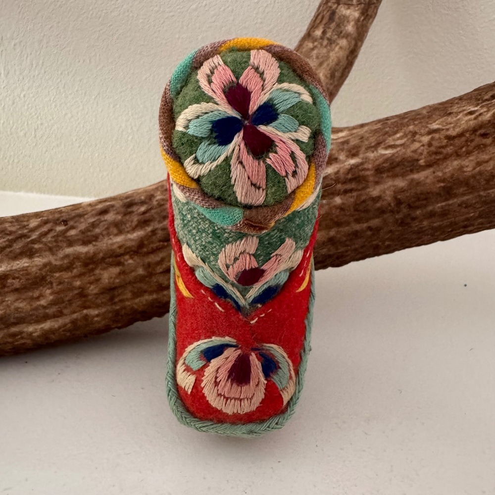 Tibetan Refugee Self Help Centre Embroidered Boot Pincushion Darjeeling India - Picture 5 of 6